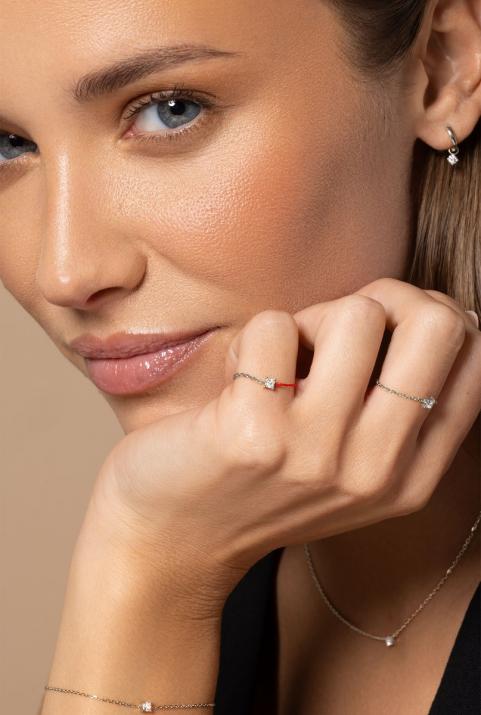 Anillo en hilo y cadena  con diamante princesa de 0.11ct en base de oro blanco - Redline - 0++