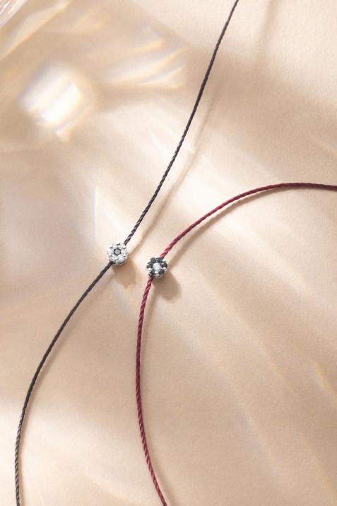 String bracelet with white diamonds and a black diamond in white gold cluster style setting - Redline - 0++