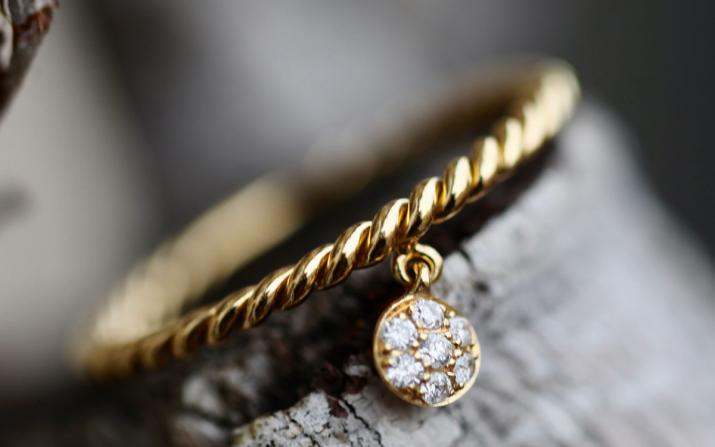 Ring with 0.06ct Round Diamond in Yellow Gold Cluster Setting - Redline - 0++