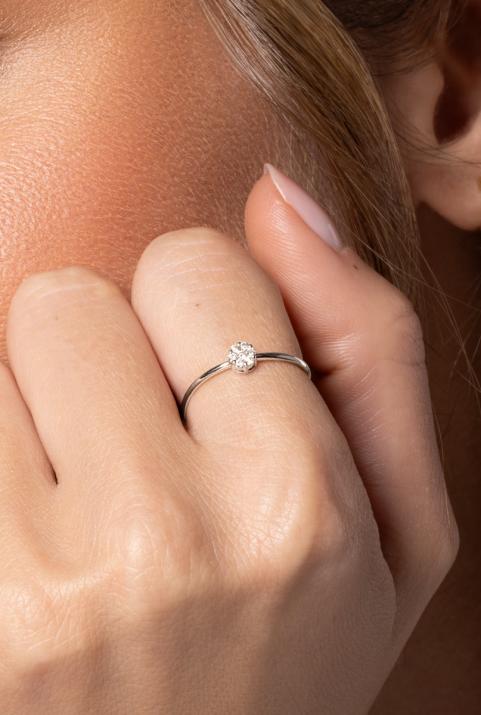 Ring with 0.20ct Round Diamond in White Gold Cluster Setting - Redline - 0++