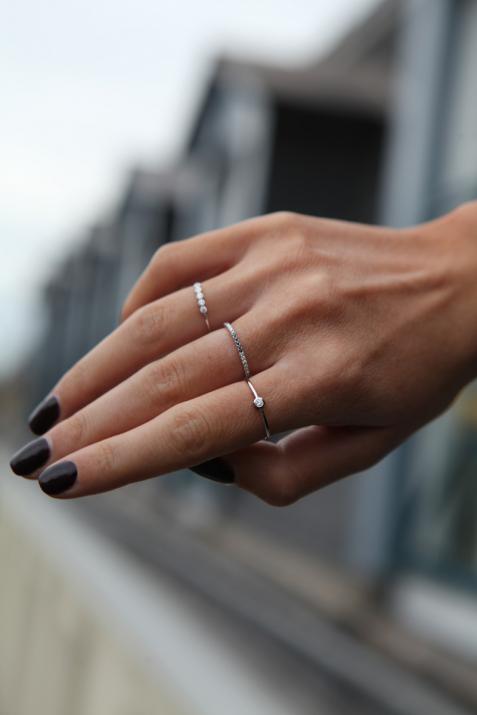 Anillo rígido con diamante de 0.5ct con base en oro negro - Redline - 0++