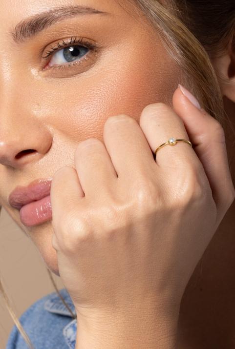 Anillo rígido con diamante de 0.10ct con base en oro amarillo - Redline - 0++