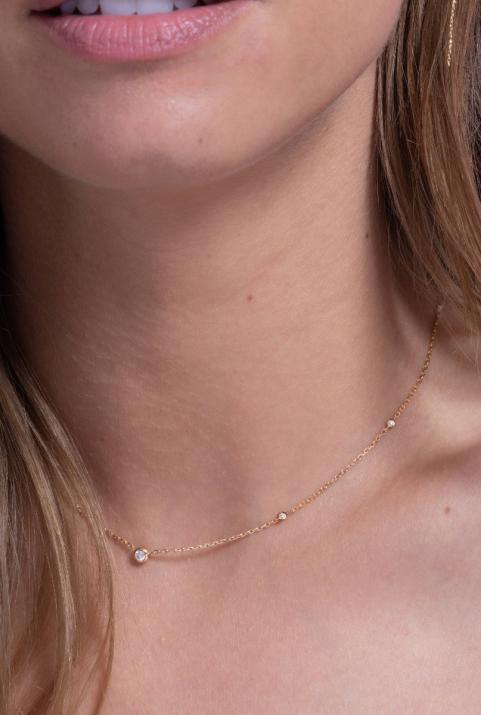Chain necklace with little diamonds around a diamond in yellow gold bezel setting - Redline - 0++