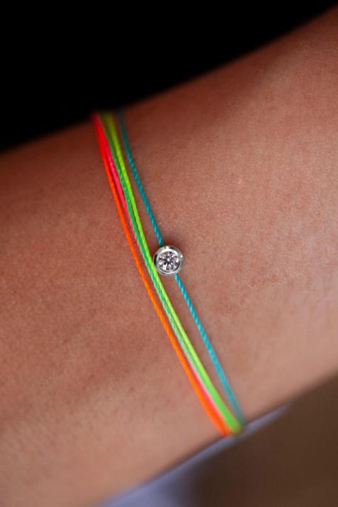 String bracelet with 0.1ct diamond in white gold bezel setting - Redline - 0++