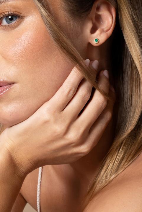 Emerald and diamond earrings in yellow gold prong setting - Redline - 0++