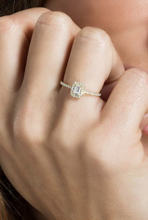 Ring band with emerald-cut diamond in yellow gold prong setting - Redline - 0++