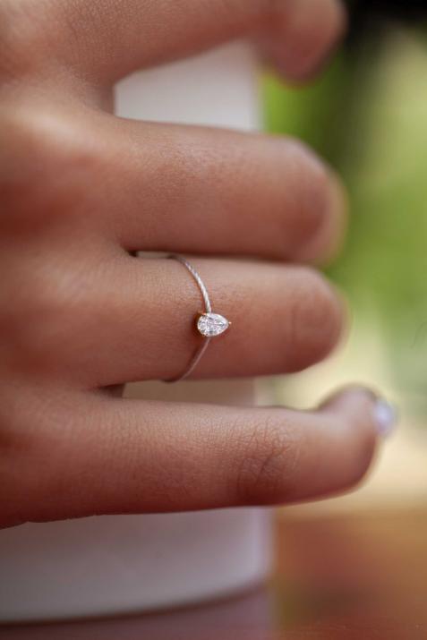 Anillo en hilo con diamante pera de 0.20ct en base de oro amarillo - Redline - 0++