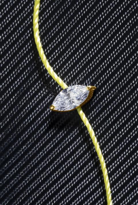 Pulsera en hilo con diamante corte marquesa de 0.10ct en base de oro amarillo - Redline - 0++