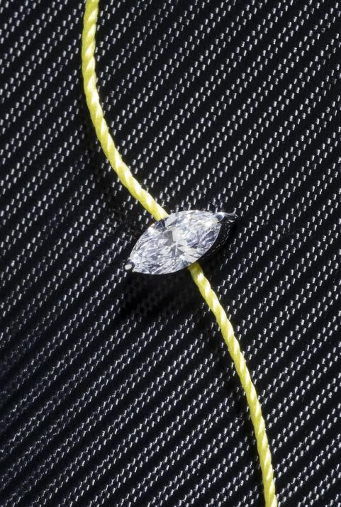 Pulsera en hilo con diamante con corte marquesa de 0.10ct en base de oro negro - Redline - 0++