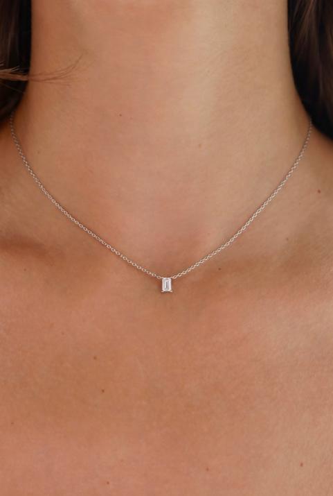 Collar en cadena con diamante baguette de 0.10ct en base de oro blanco - Redline - 0++
