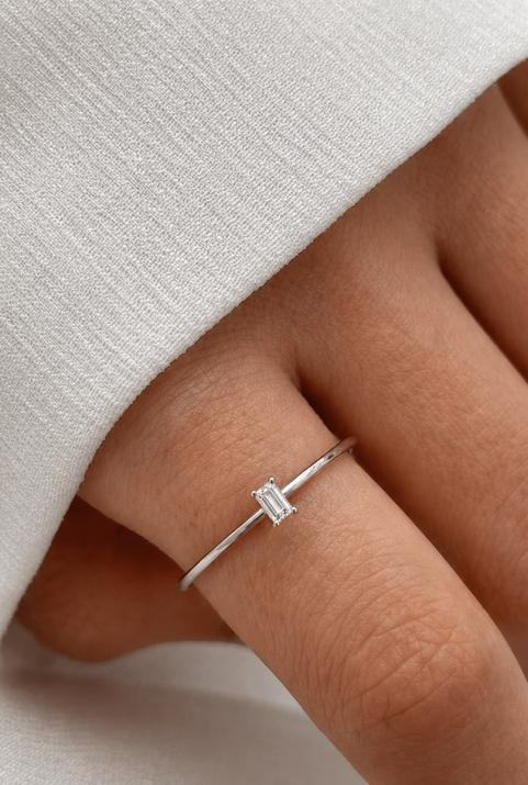 Anillo rígido con diamante baguette de 0.10ct en base de oro blanco - Redline - 0++