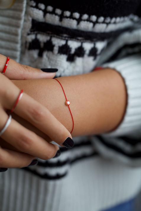 Pulsera de alambre con bisel de diamantes de 0,10 quilates engastado en oro amarillo adornado con un esmalte rojo - Redline - 0++