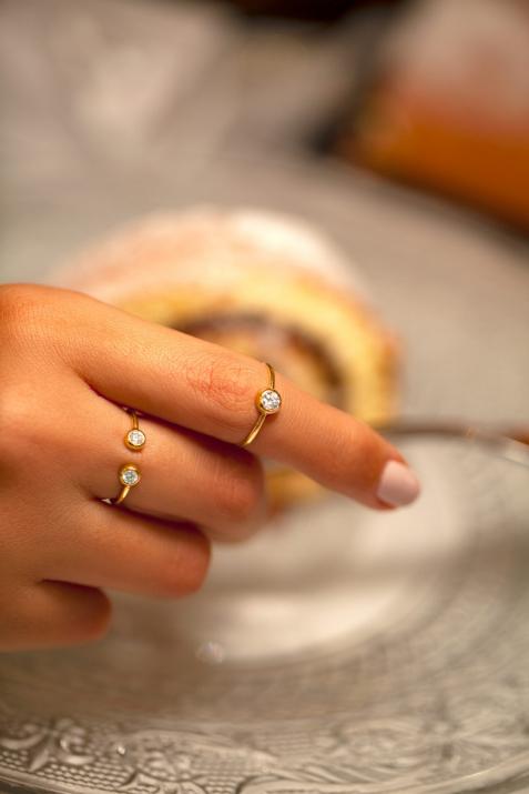 Anillo rígido con diamante de 0.20ct con base en oro amarillo - Redline - 0++