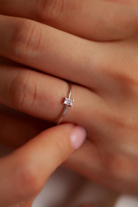 Anillo rígido con diamante baguette de 0.10ct en base de oro blanco - Redline - 0++