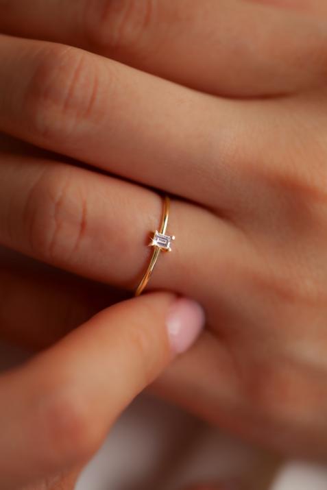 Anillo rígido con diamante baguette de 0.10ct en base de oro amarillo - Redline - 0++