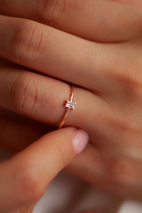 Anillo rígido con diamante baguette de 0.10ct en base de oro rosa - Redline - 0++