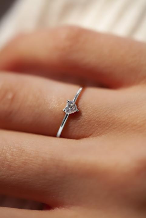 Solid gold ring with 0.2ct heart shaped diamond in white gold prong setting - Redline - 0++