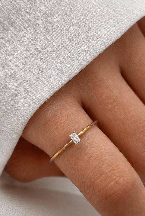 Anillo rígido con diamante baguette de 0.10ct en base de oro amarillo - Redline - 0++