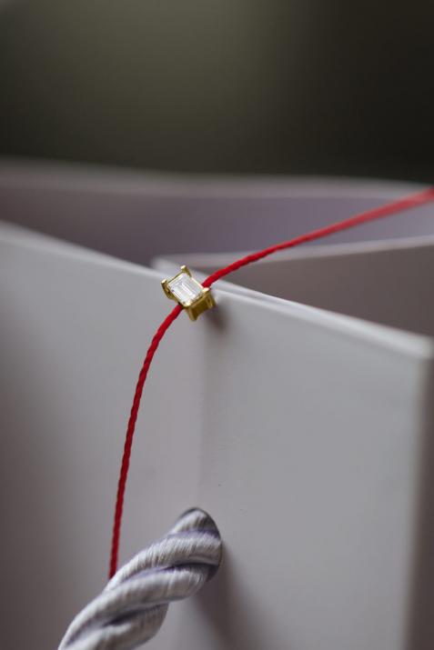 Pulsera en hilo con diamante baguette de 0.20ct en base de oro amarillo - Redline - 0++