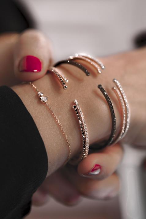 Bangle bracelet with 0.91ct diamonds in rose gold prong setting - Redline - 0++