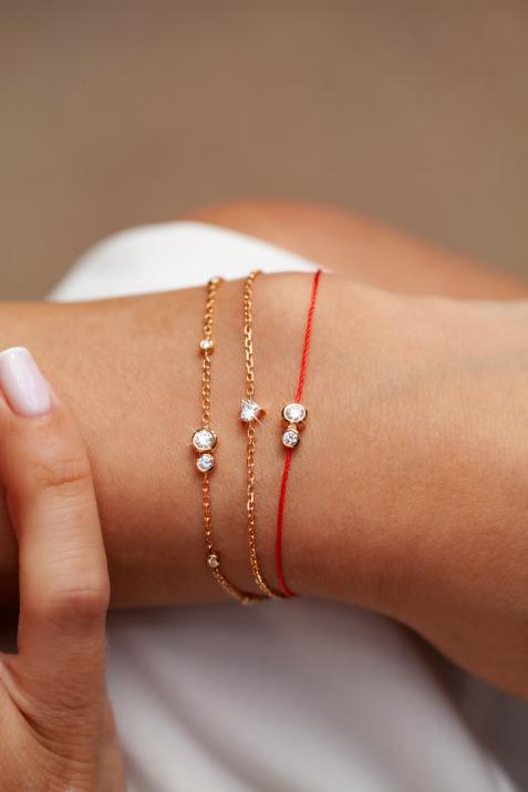 Pulsera en cadena con dos diamantes de 0.15ct y pequeños diamantes en base de oro amarillo - Redline - 0++