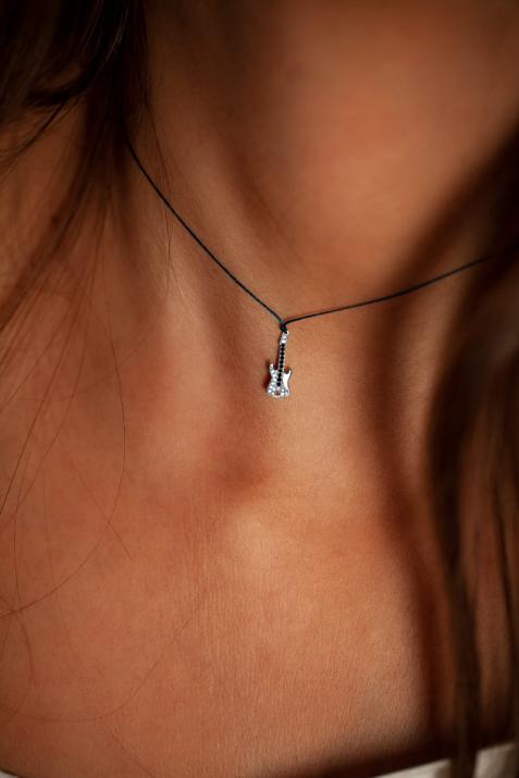 String necklace with black and white diamond-paved guitar in white gold - Redline - 0++