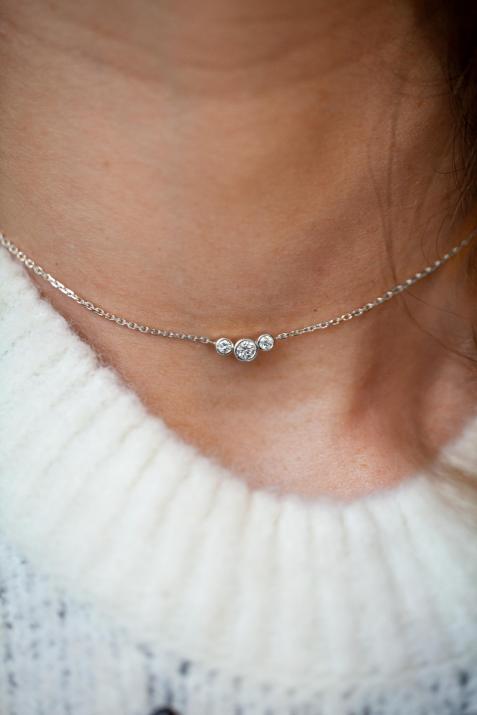 Collar en cadena con 3 diamantes sobre base de oro blanco - Redline - 0++