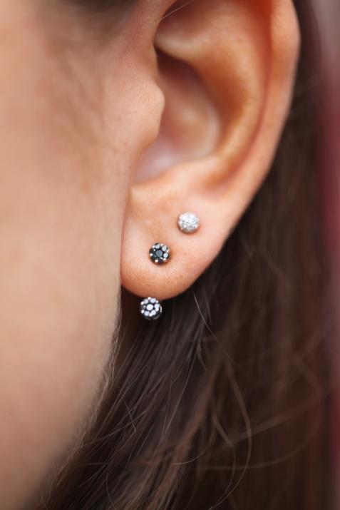 Earrings with 0.19ct Round Diamond in White Gold Prong Setting - Redline - 0++