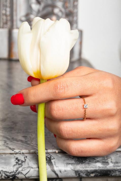 Anillo rígido con diamante princesa de 0.11ct en base de oro amarillo - Redline - 0++