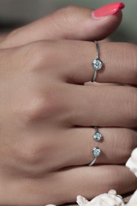 Anillo rígido con diamante de 0.10ct con base en oro blanco - Redline - 0++