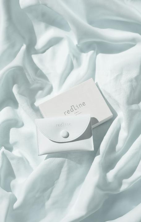 Funda con botón de presión, copos plateados y logotipo en relieve - Redline - 0++