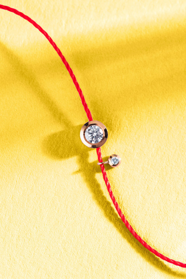 Hilos de colores sobre diamantes
