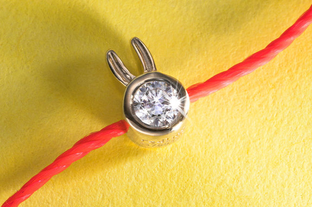 Pequeños símbolos en oro