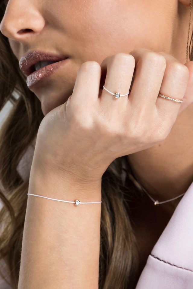 Diamantes sobre hilo blanco