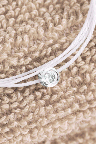 Diamantes sobre hilo blanco